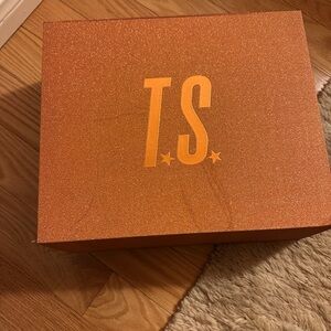 Taylor Swift The Life of a Showgirl Box & Sweater & CD